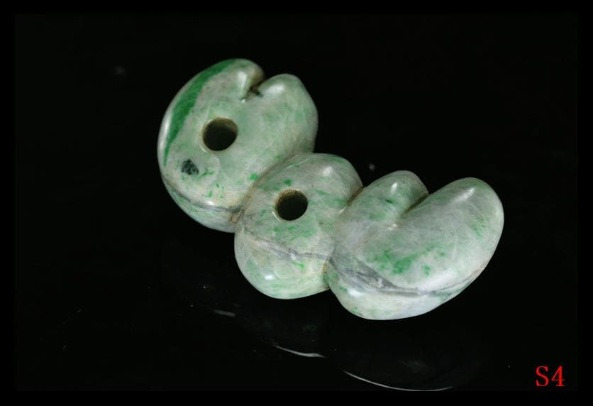 縄文期　極希少　糸魚川ろうかん硬玉本翡翠製　翠緑白色穿孔異状蚕獣形勾玉　出土石器