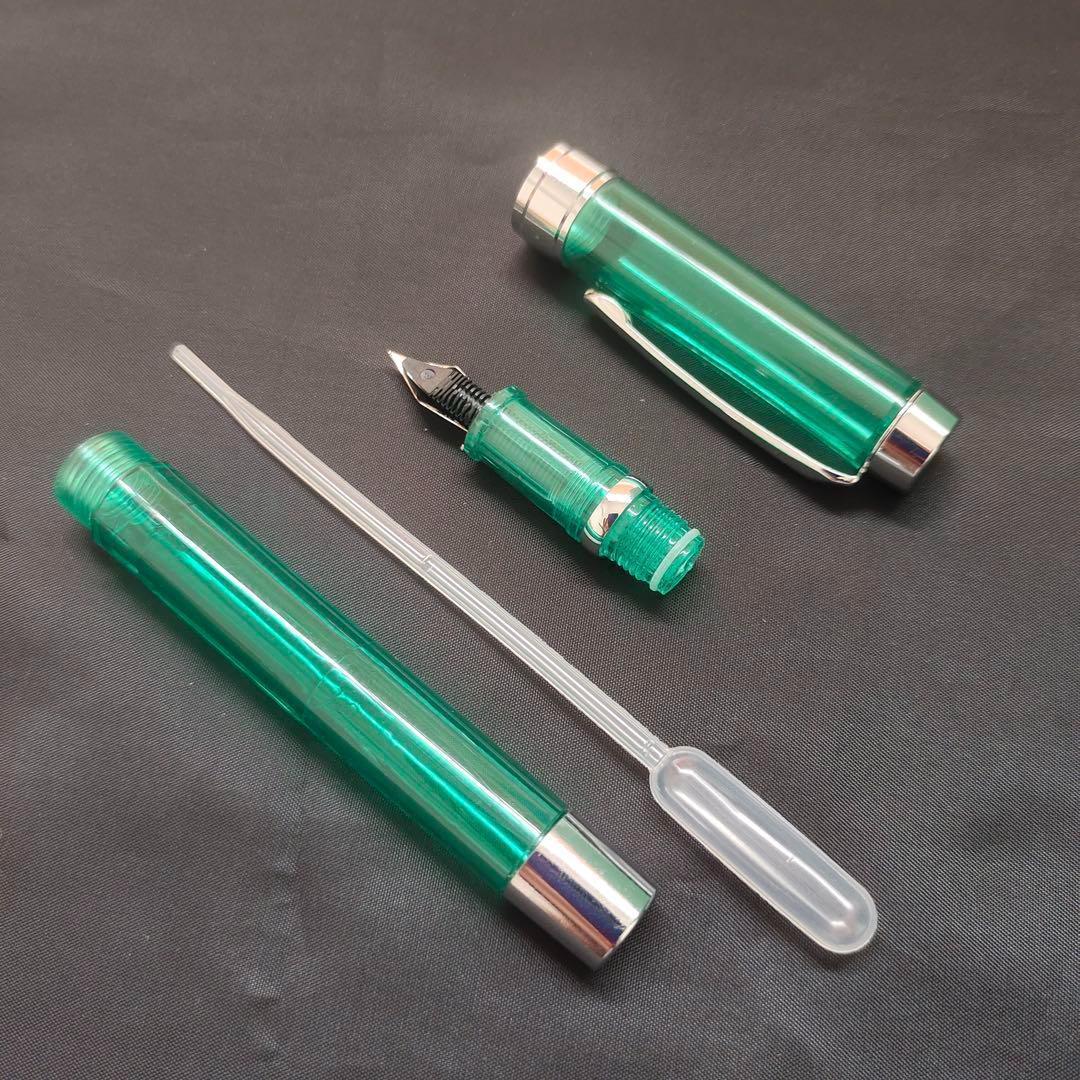 @透明な緑色の万年筆