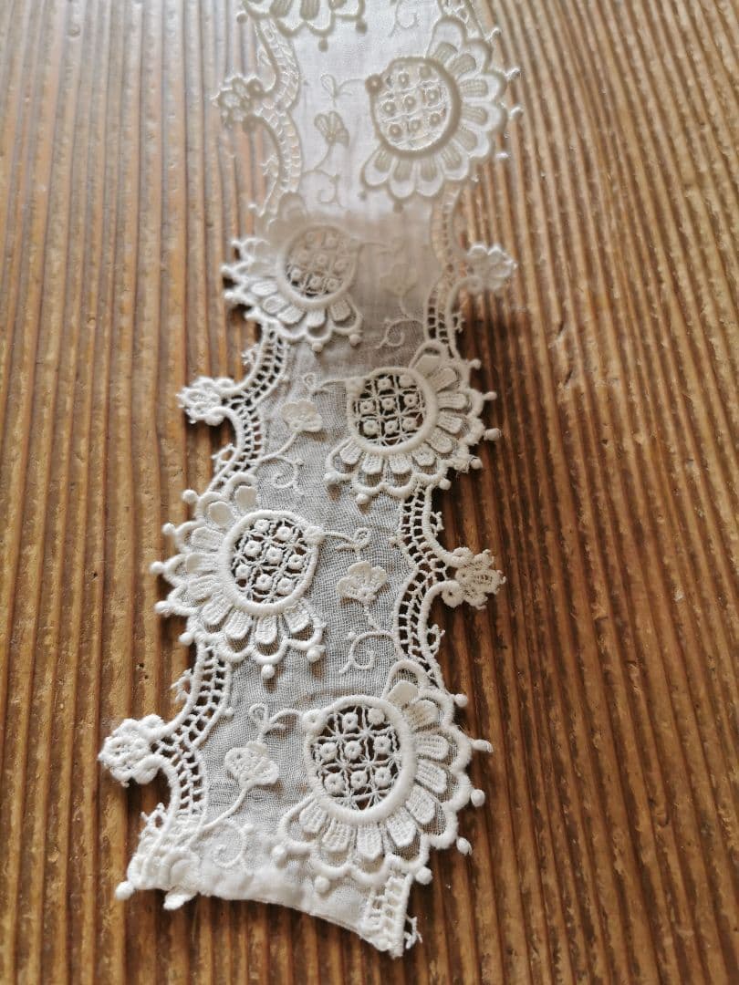 アンティーク ギュピールレース 向日葵刺繍 浮き上る花びら お子様＆人形用付け襟