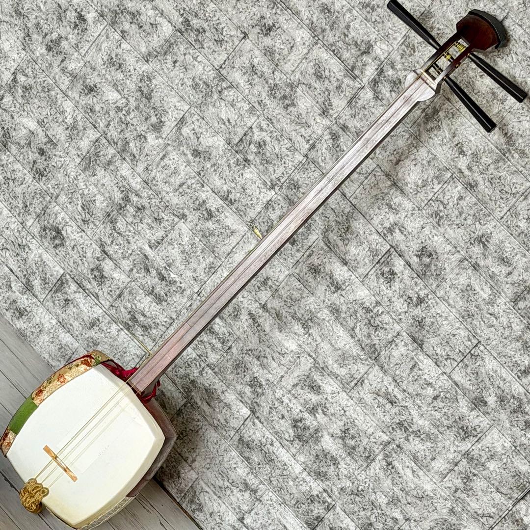 中棹三本継三味線 紫檀・紅木・丸打胴・東さわり・鼈甲撥・樹脂撥付き