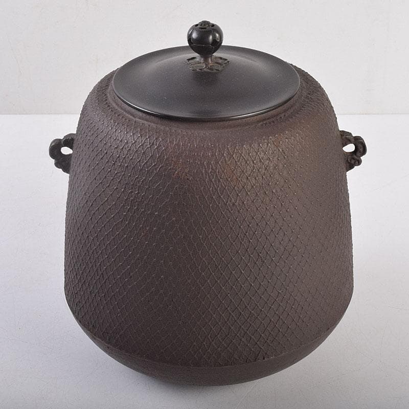 茶道具　釜師　畠春斎作　網地文　尻張釜　共布共箱　M　R9041B