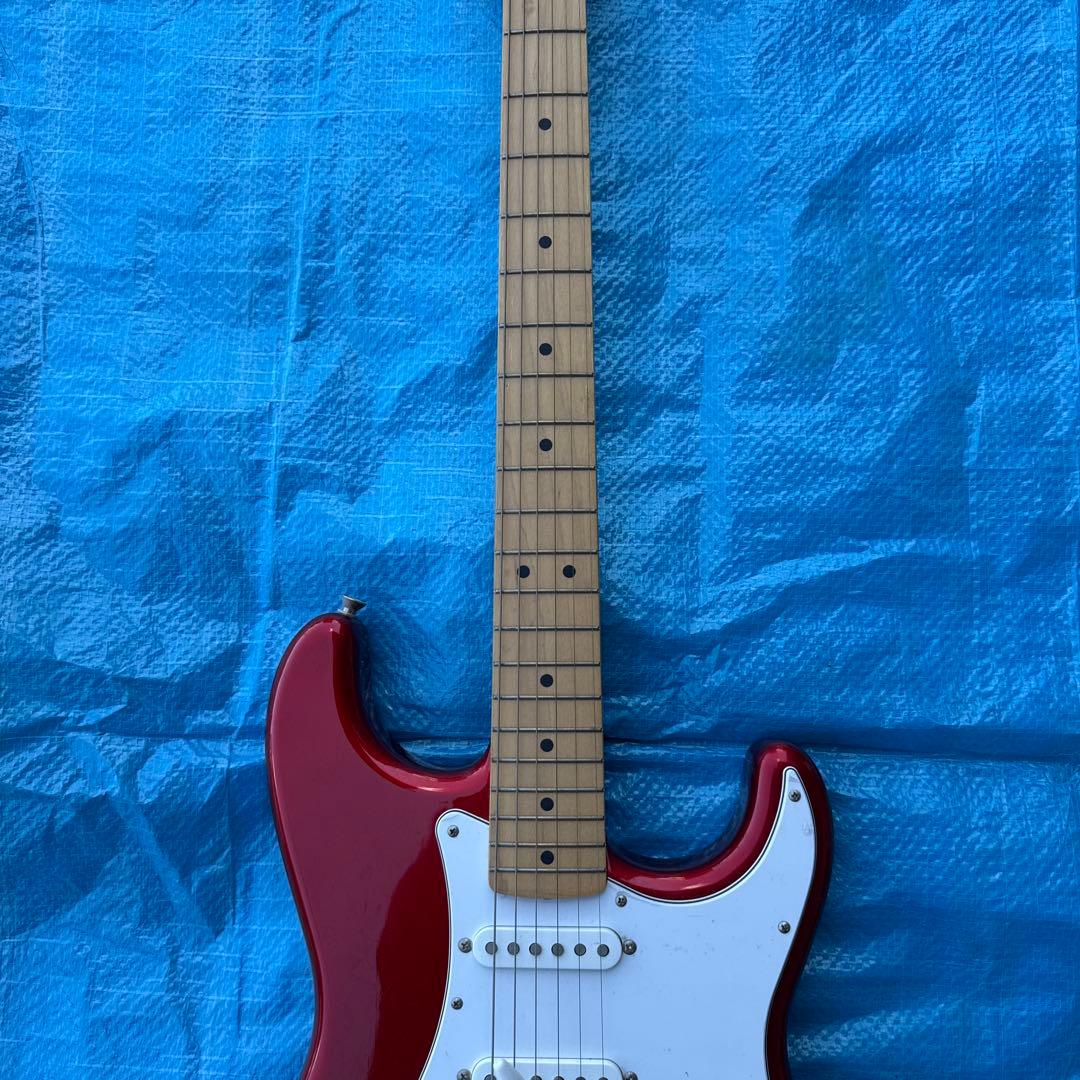レッドエレキギター シングルコイル搭載