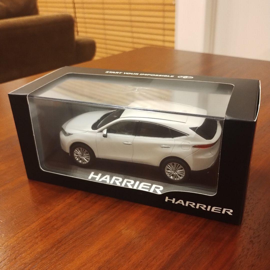 HARRIER　パールホワイト　ミニカー 1/30 　ノベルティ
