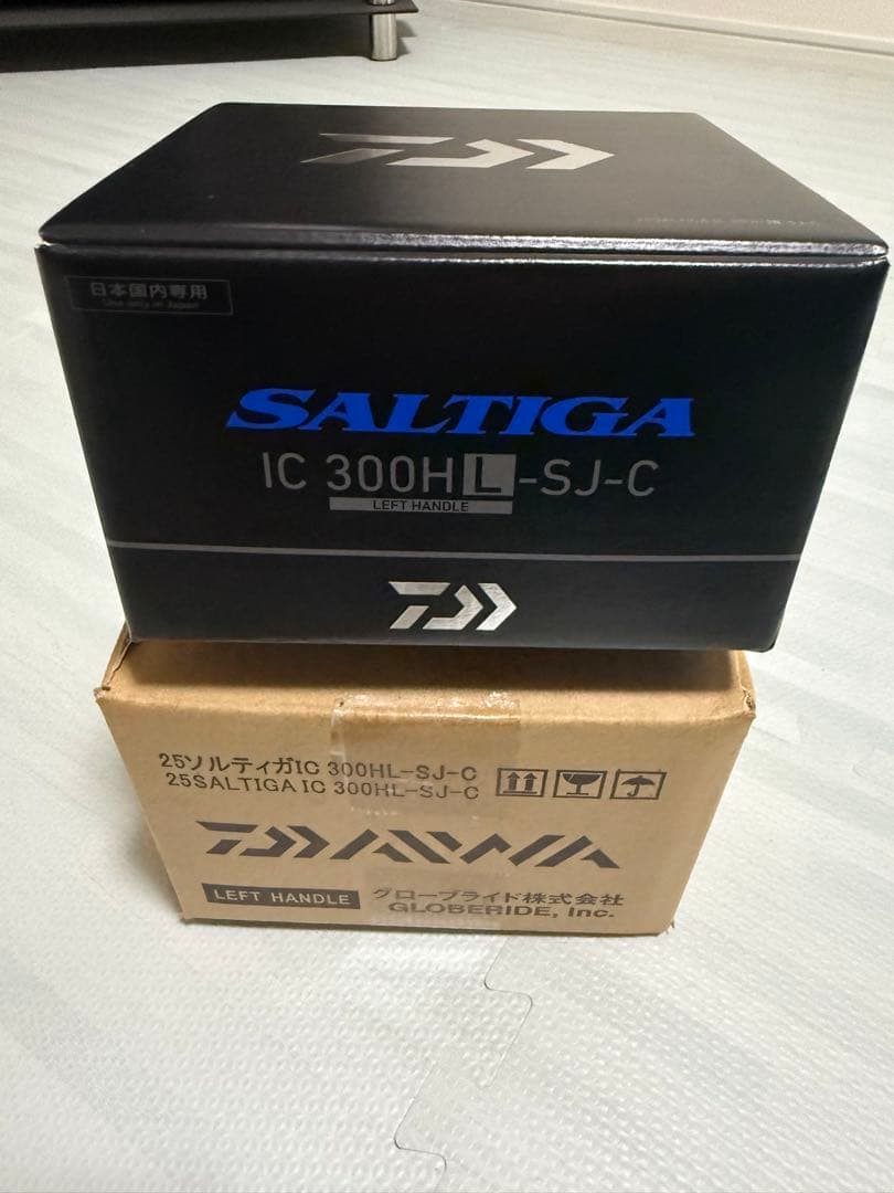ダイワ ベイトリール 25ソルティガ IC 300HL-SJ-C (左)