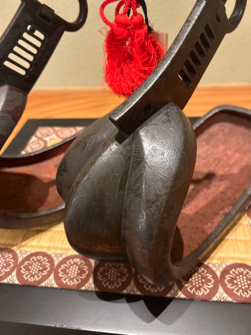 鎧あぶみ　銀象嵌伝統的な日本の鉄製置物