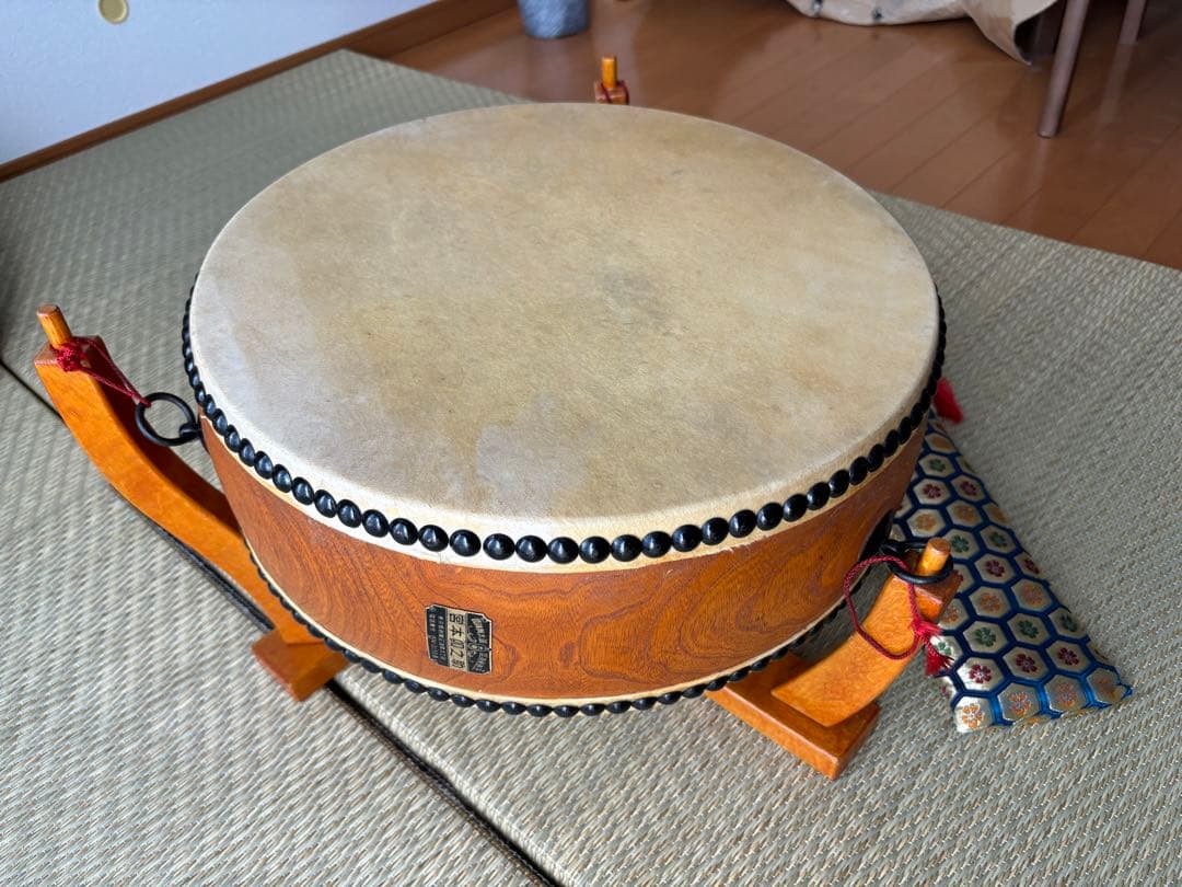 価格15万円程●和太鼓 宮本卯之助 平胴太鼓 1尺3寸 太鼓台、バチ、バチカバー