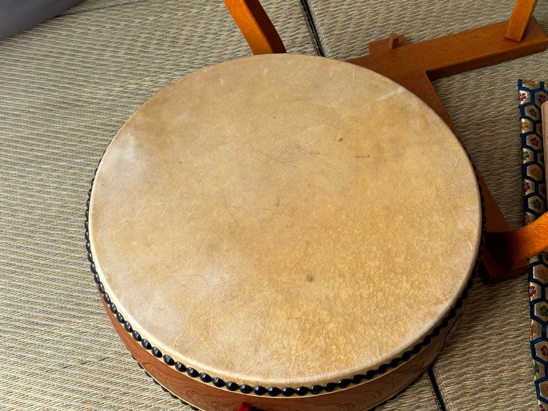 価格15万円程●和太鼓 宮本卯之助 平胴太鼓 1尺3寸 太鼓台、バチ、バチカバー