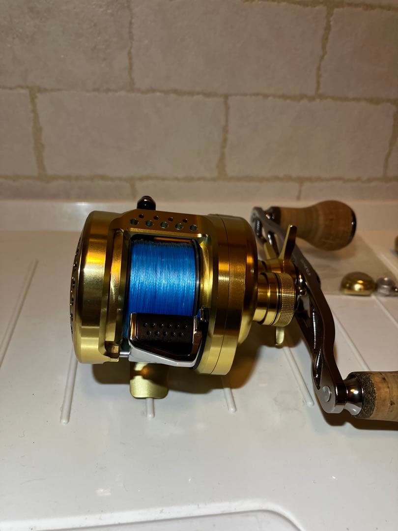 最終値引き価格　シマノ15カルカッタコンクエスト200HG 替スプール付き