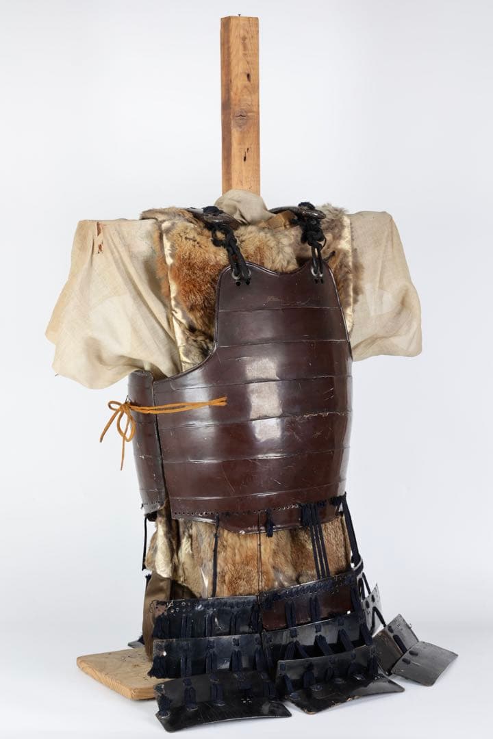 【江戸期】漆塗横剥二枚胴 毛皮羽織 草摺甲冑 鎧 武士具 時代武具 古美術 骨董