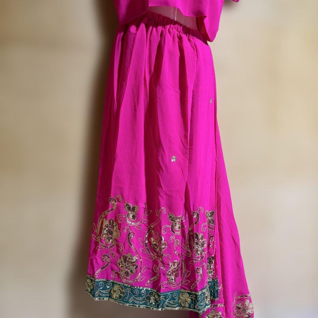 ピンクの刺繍入りダンス衣装