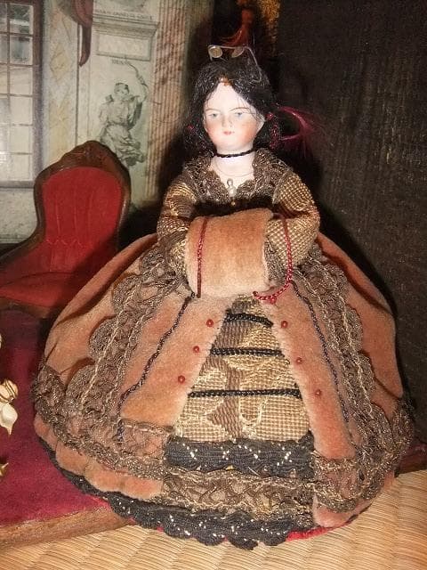 ビクトリアン人形と家具セット　ドールハウス　灯りも点きます