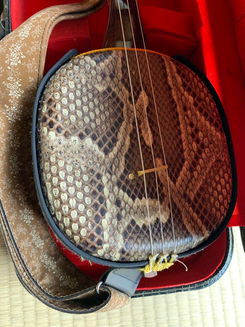 高級琉球三味線　三線 ヘビ皮製 ケース付き