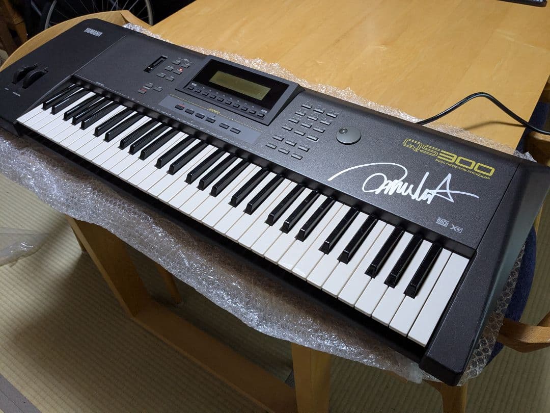 ヤマハ QS300 シンセサイザー USED美品　浅倉大介氏サイン入り