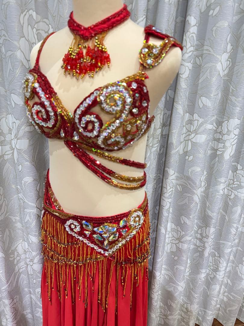 赤　ベリーダンス衣装　　レジェンド衣装　　アームアクセサリーつき