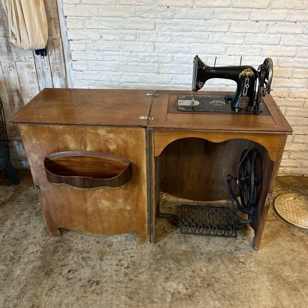 クラシック足踏みミシン 木製収納付き　折りたたみ式