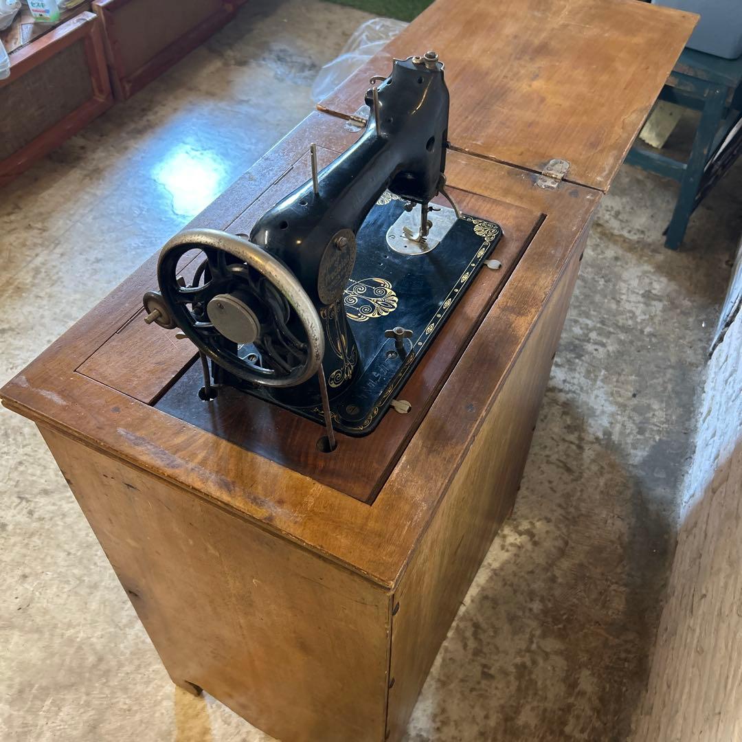 クラシック足踏みミシン 木製収納付き　折りたたみ式