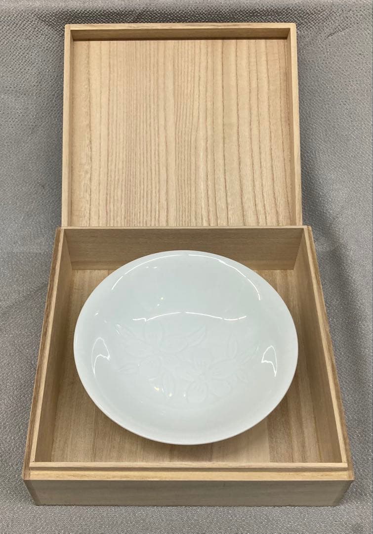 B538b 白磁陰刻花図　小鉢　井上萬二作　人間国宝　有田　菓子器　平茶碗