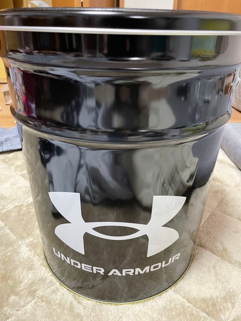 アンダーアーマー　トレーニングウェア　缶付き