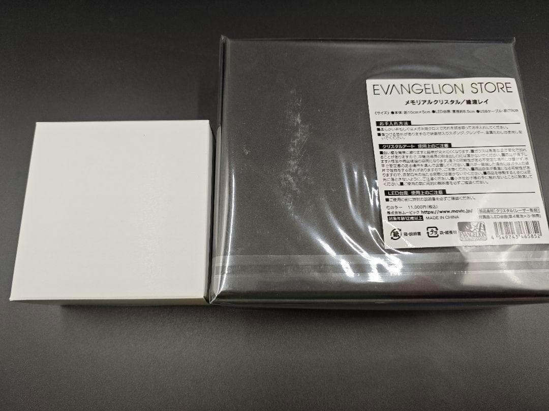 【完全未開封】EVA STORE メモリアルクリスタル 綾波レイ 修正台座付き