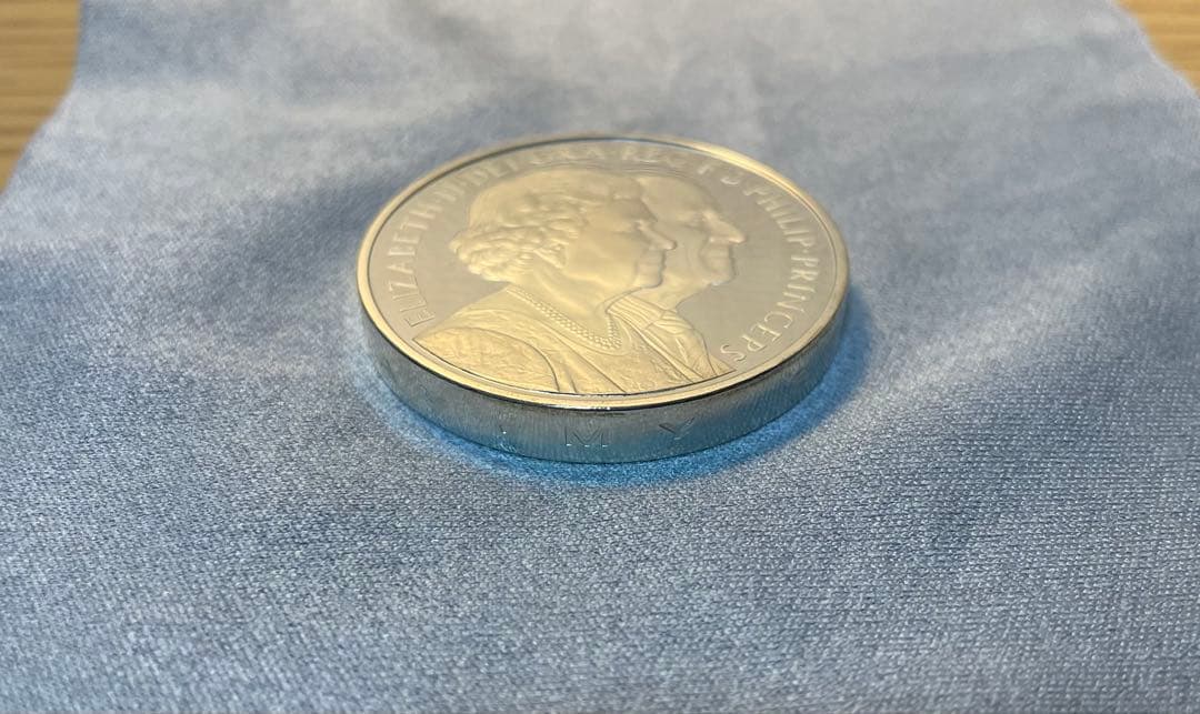 2007年 5ポンド記念銀貨（約57g） エリザベス女王（通称:幾何学模様）