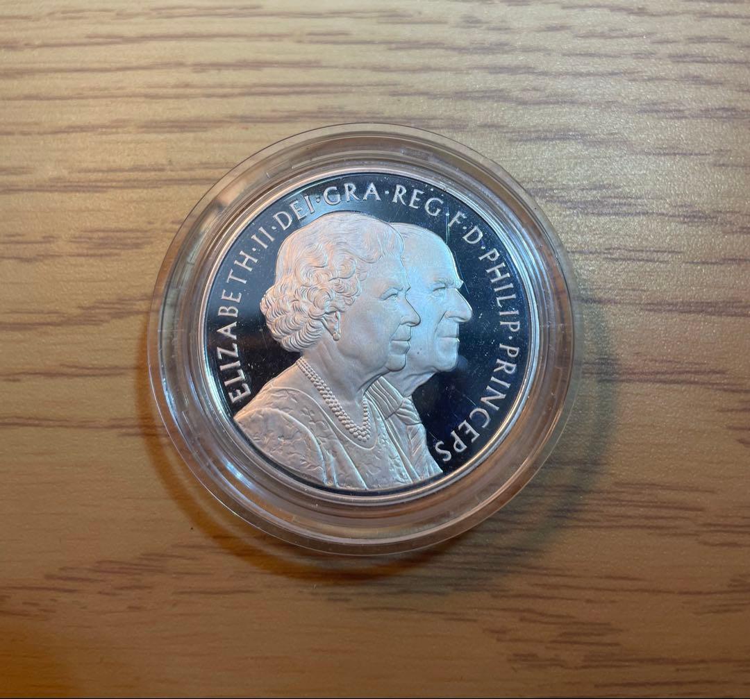 2007年 5ポンド記念銀貨（約57g） エリザベス女王（通称:幾何学模様）