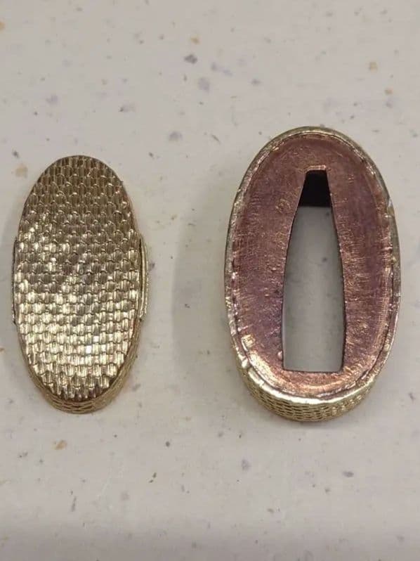 縁頭、銅地台に金着せ布目模様、