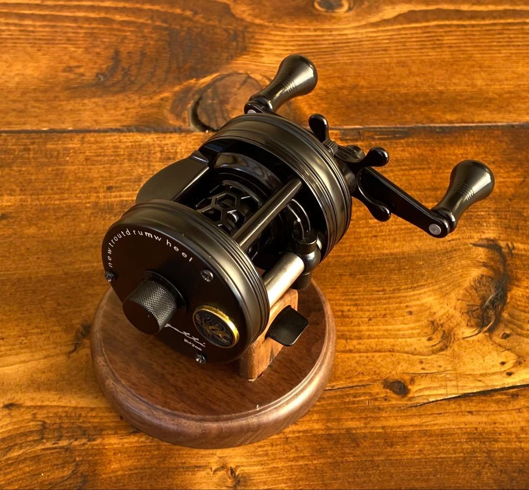 新品未使用　トラウト　ベイトリール　丸型　リール　ブラック×ブラック　渓流釣り