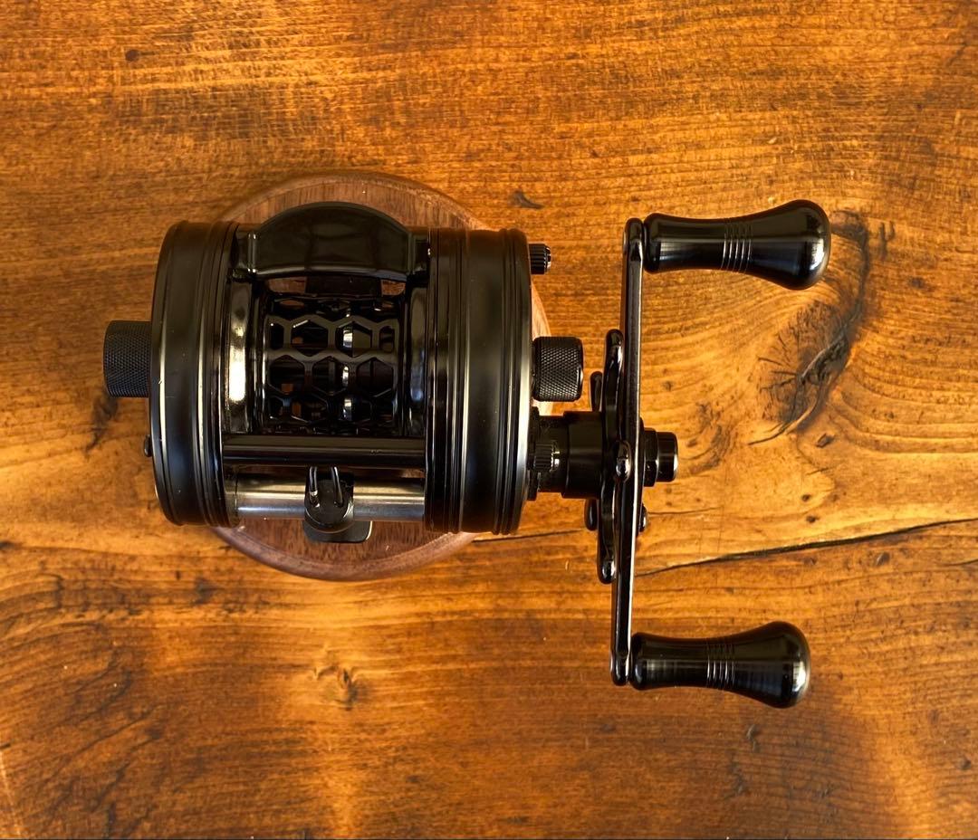 新品未使用　トラウト　ベイトリール　丸型　リール　ブラック×ブラック　渓流釣り
