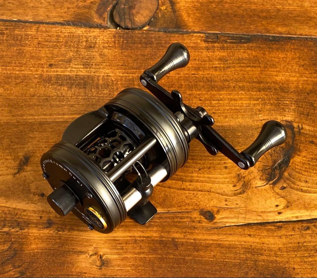 新品未使用　トラウト　ベイトリール　丸型　リール　ブラック×ブラック　渓流釣り