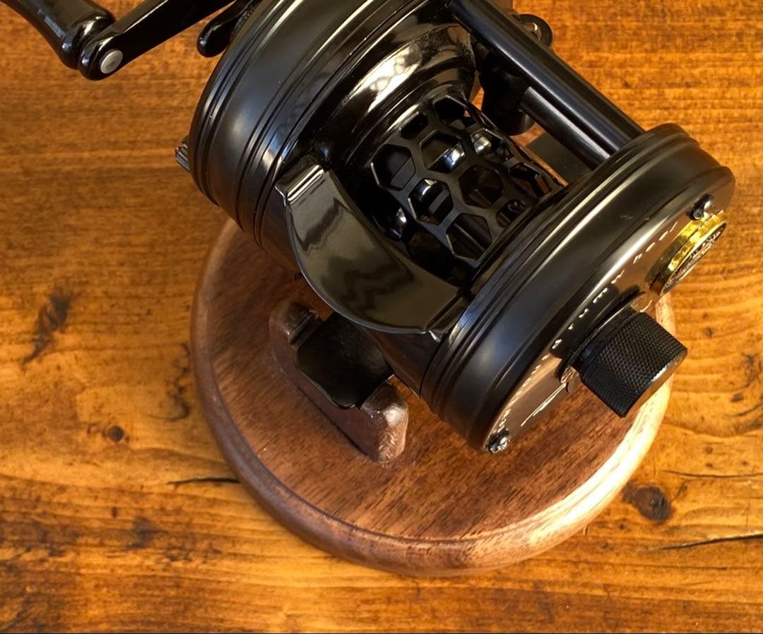 新品未使用　トラウト　ベイトリール　丸型　リール　ブラック×ブラック　渓流釣り