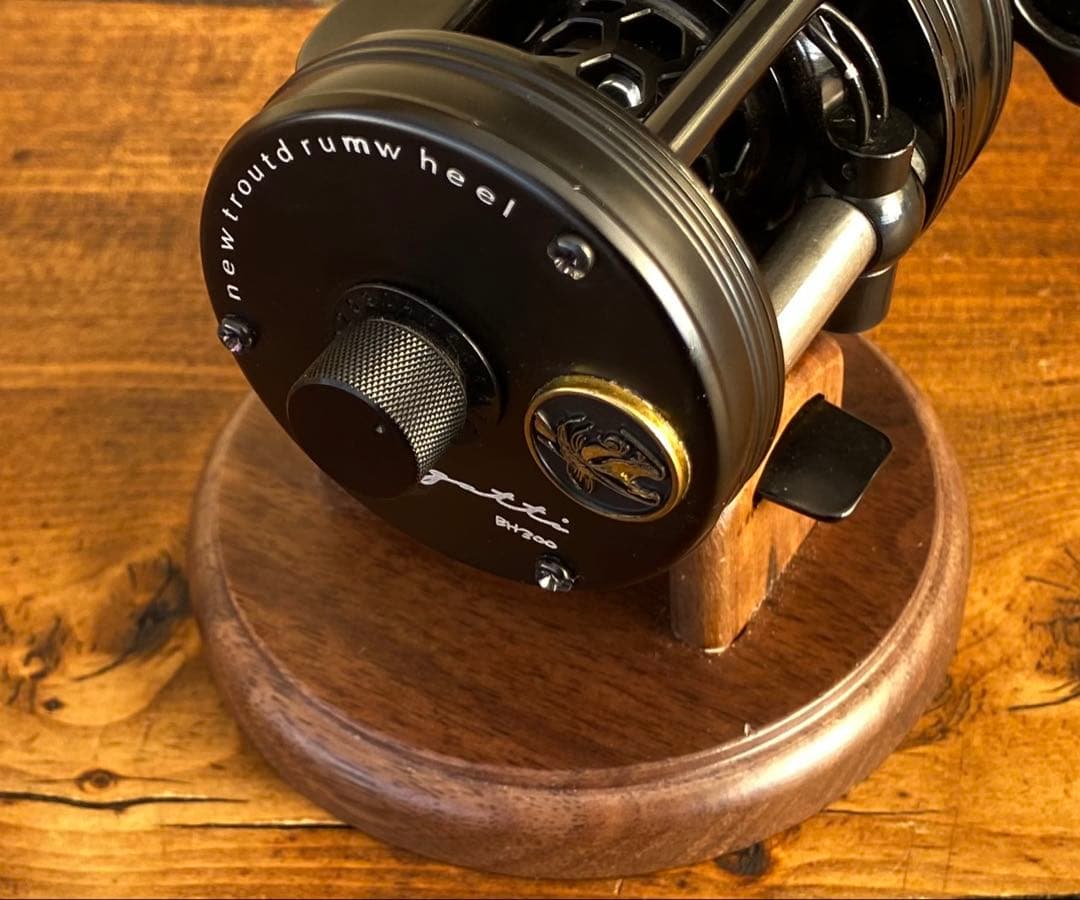 新品未使用　トラウト　ベイトリール　丸型　リール　ブラック×ブラック　渓流釣り