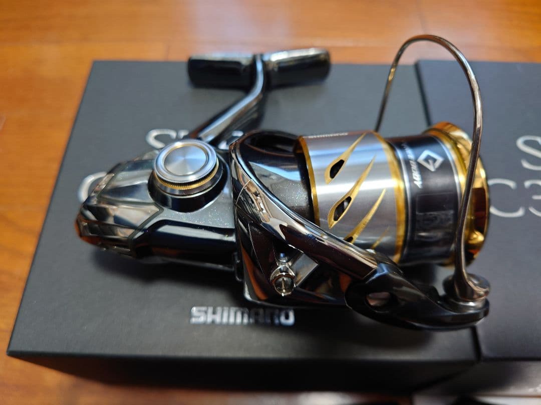 14ステラC3000SDH リールフットの塗装にキズあり写真の白◯を確認下さい