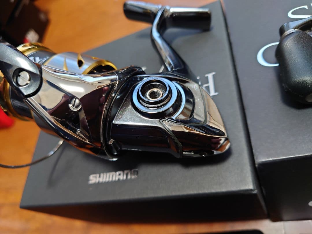 14ステラC3000SDH リールフットの塗装にキズあり写真の白◯を確認下さい