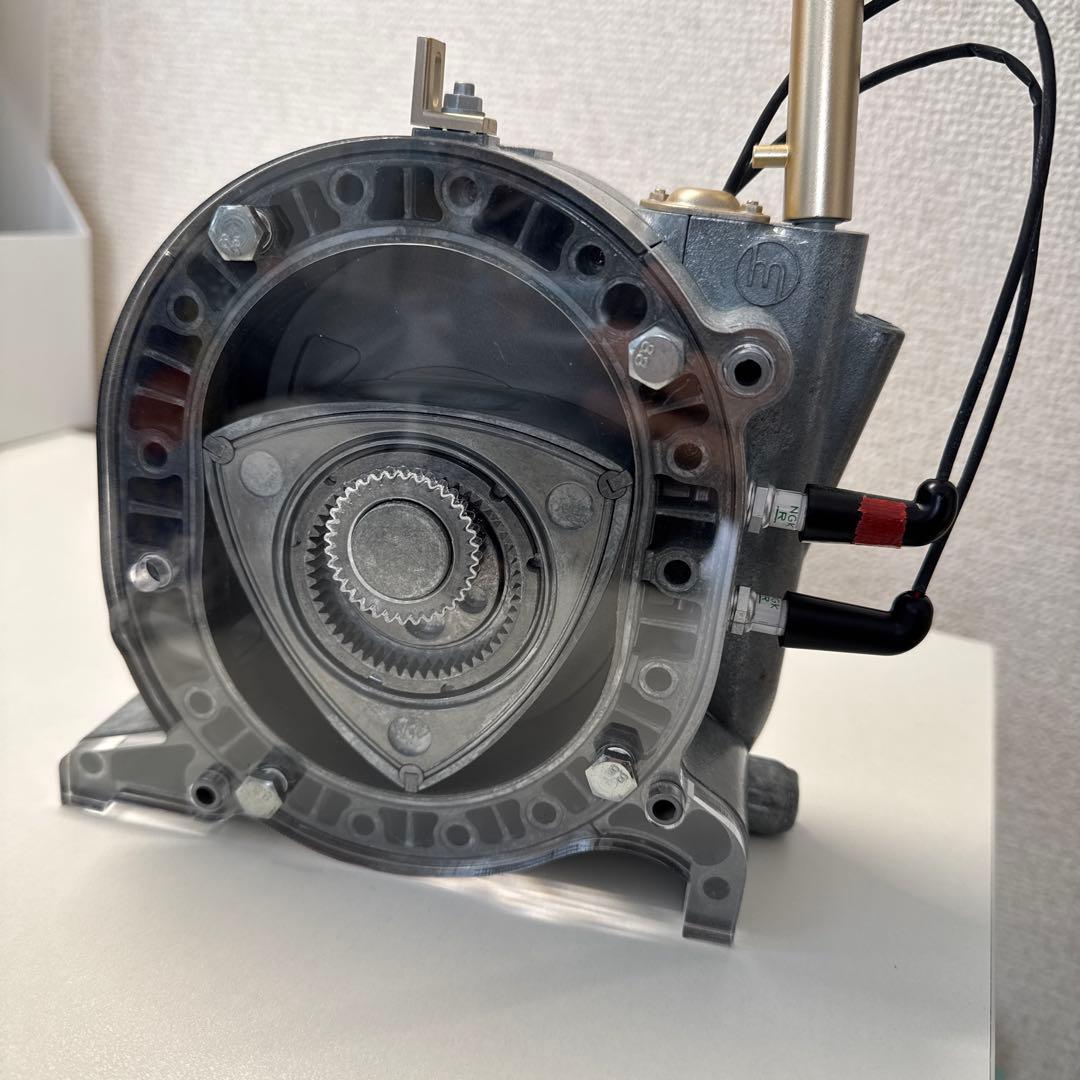 デアゴスティーニ マツダ コスモスポーツのロータリーエンジン 1/2 完成品