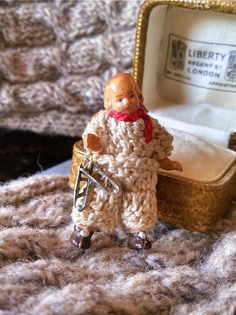 スケート靴ぶらさげた男の子　ミニチュアドール　HERTWIG　Carl Horn