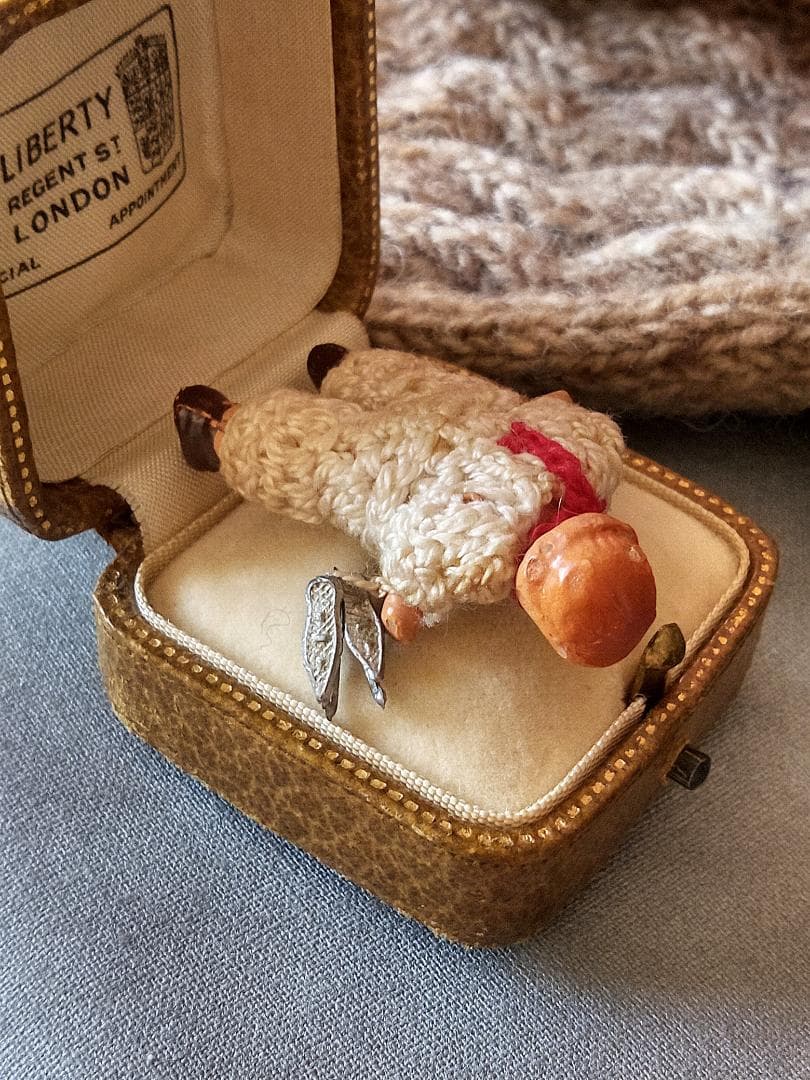 スケート靴ぶらさげた男の子　ミニチュアドール　HERTWIG　Carl Horn