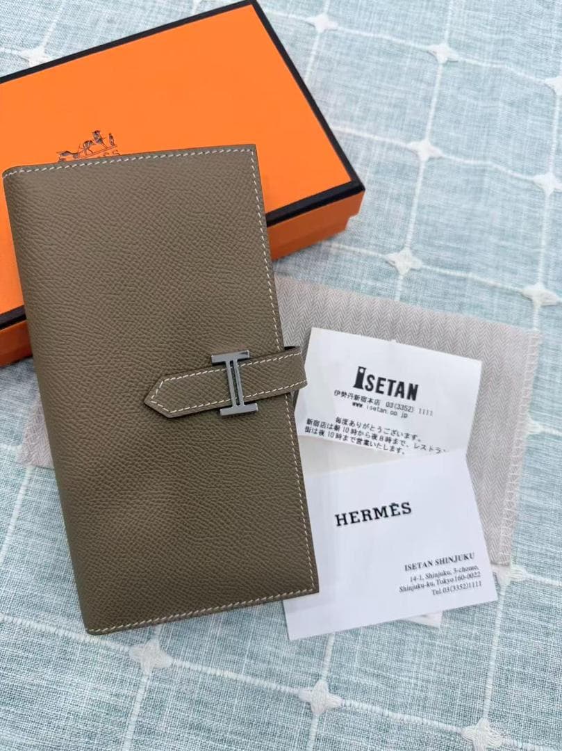 花柄の茶色い漆器杯