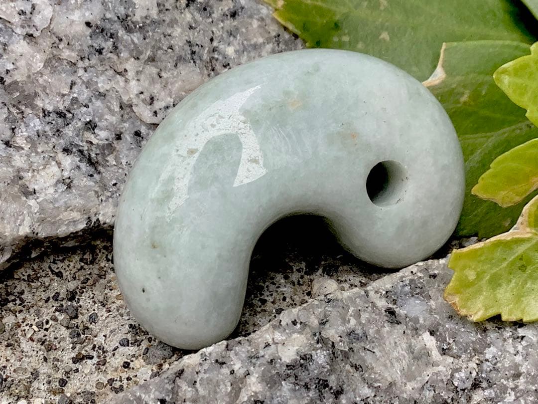 鑑定機関鑑別書付で9800円‼️ 糸魚川翡翠勾玉ジェダイト　特別安価の1点です‼️