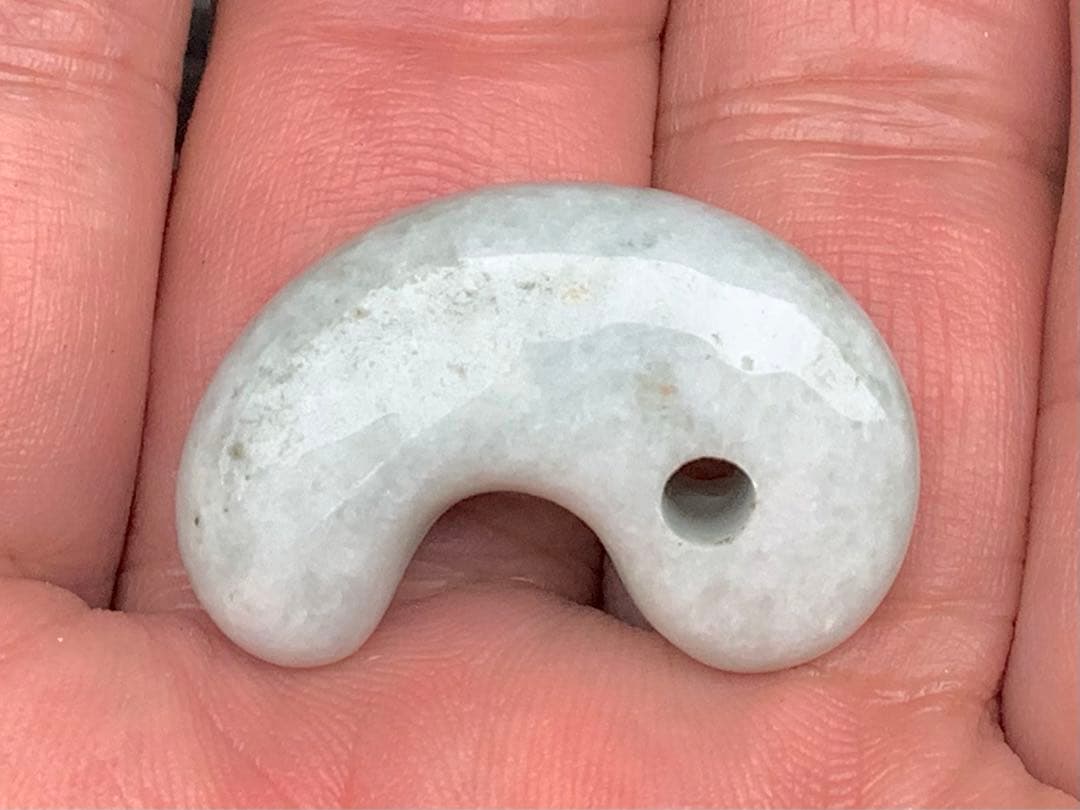 鑑定機関鑑別書付で9800円‼️ 糸魚川翡翠勾玉ジェダイト　特別安価の1点です‼️