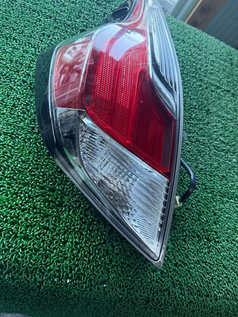 アクア DAA-NHP10 左テールランプ 81561-52D00