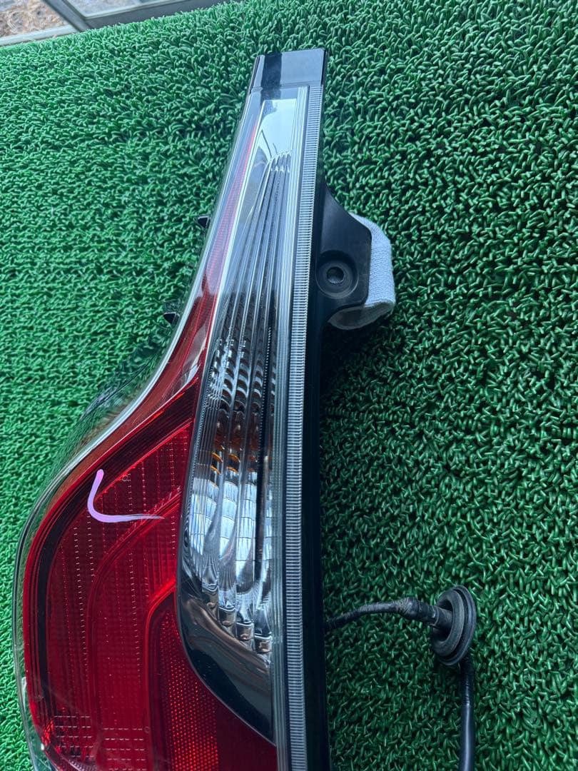 アクア DAA-NHP10 左テールランプ 81561-52D00