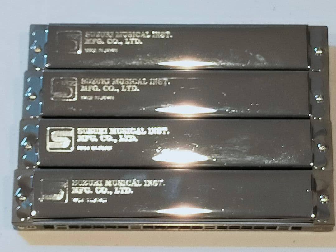 【中古品】SUZUKI 21穴複音ハーモニカ４本 D、D#、Dm、D#m