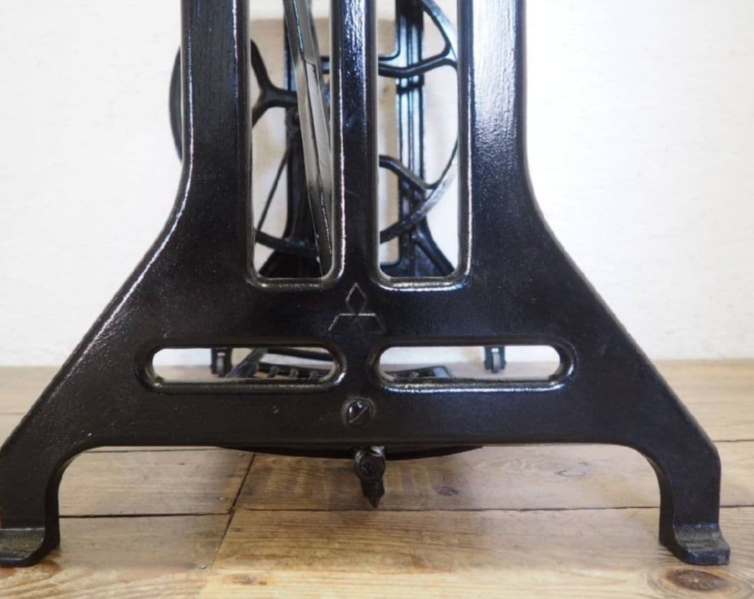 1162 黒ペンキのミシンテーブル　デスク　古家具　レトロ　リメイク　ビンテージ