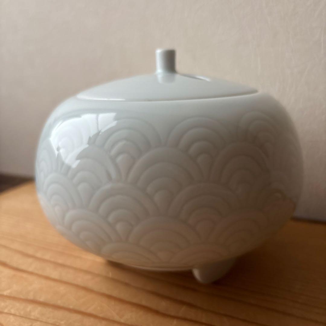 有田焼　人間国宝　井上萬二　美しい白磁青海波文　大きめの香爐　香炉