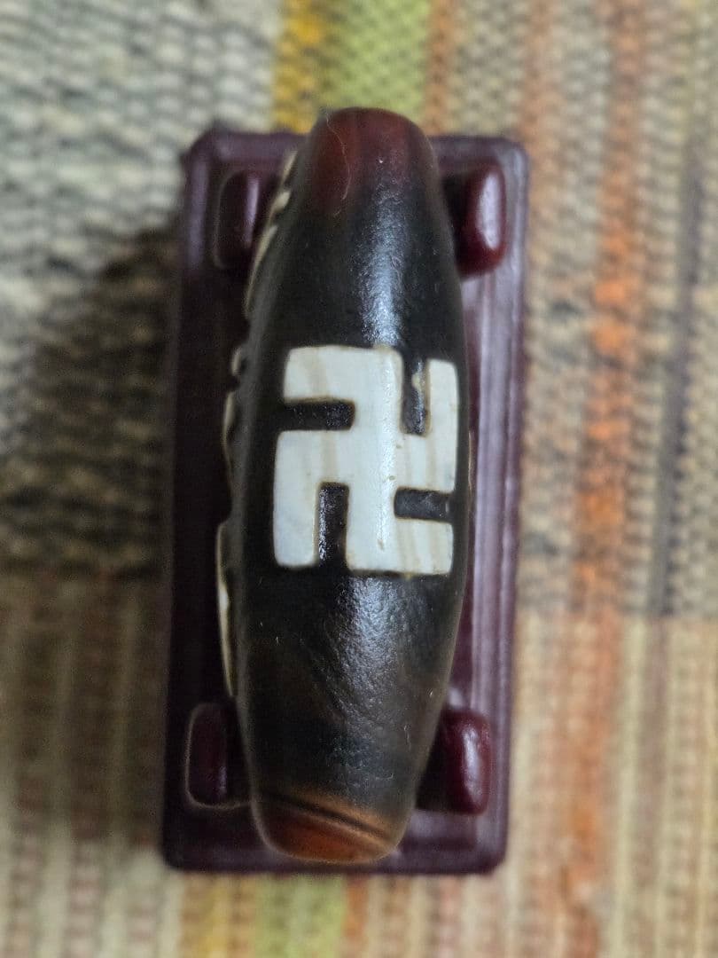 882　天珠　 卍六字真言天珠　梵字　彫刻　凸凹　貴重　珍品　dzibeads！