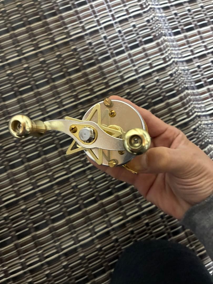 Aioushi AOS-511 C1 ベイトリール シルバー/ゴールド 左巻