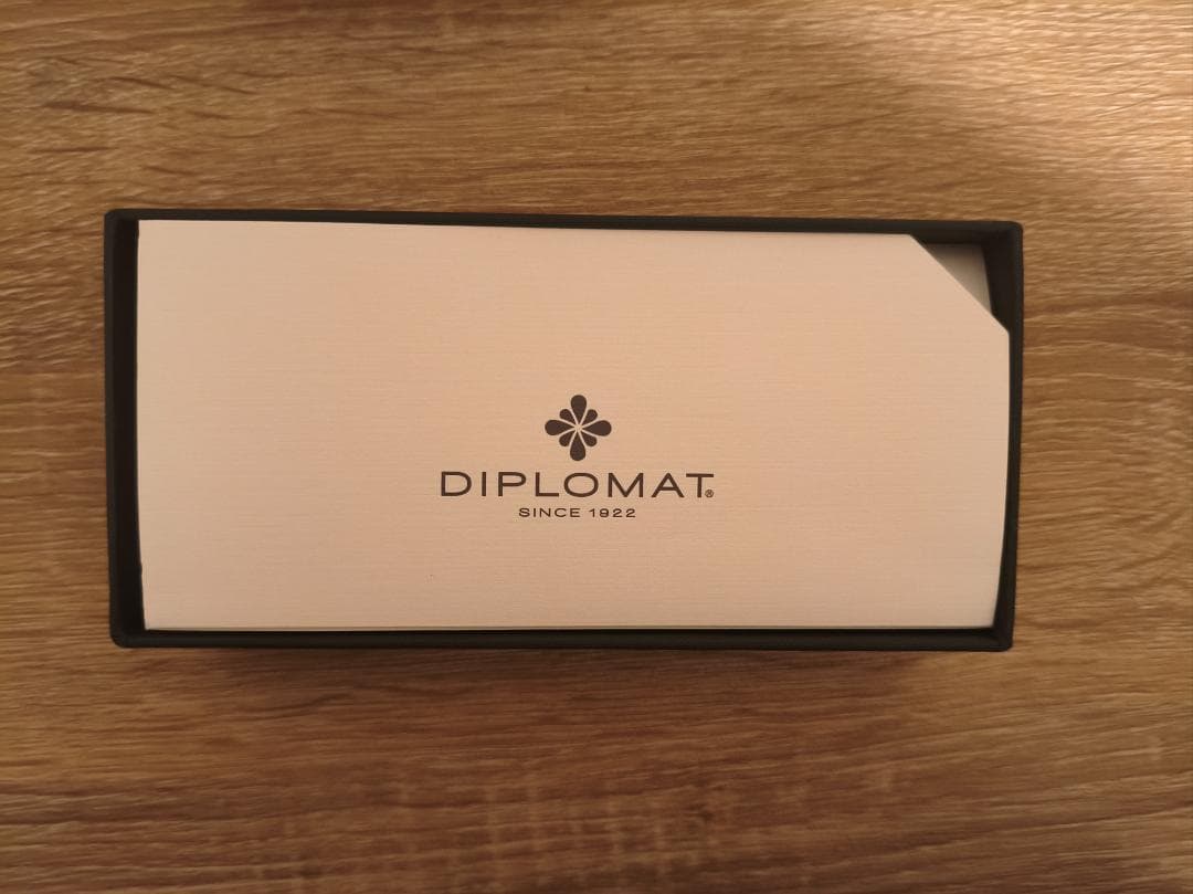 DIPLOMAT AERO(アエロ)ボールペン マットシルバー　ギフトボックス付