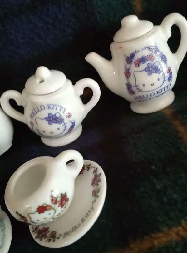 チャーミーキティ　ばらのティーセット　ミニチュア食器　ハローキティ サンリオ