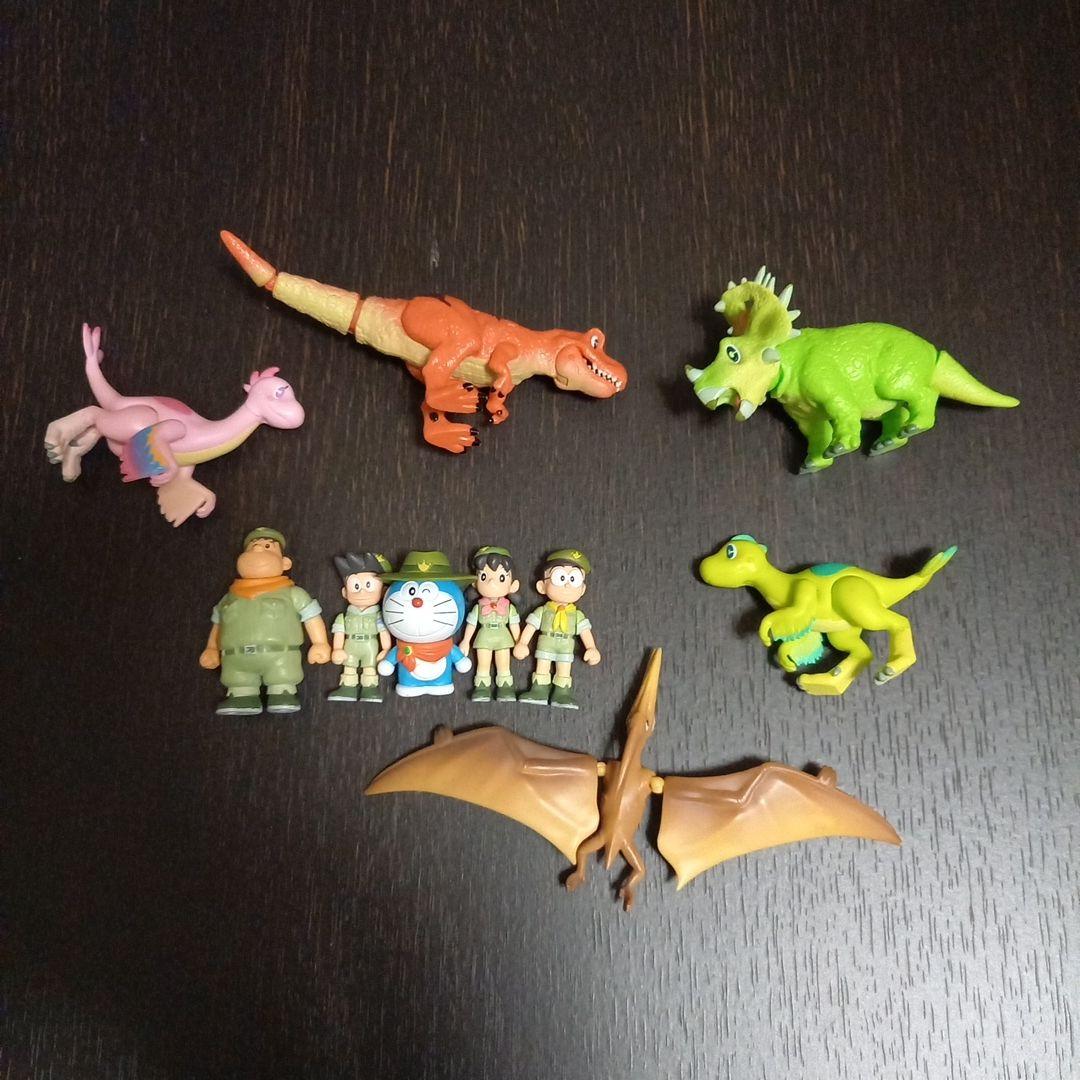 恐竜とドラえもんのフィギュアセット