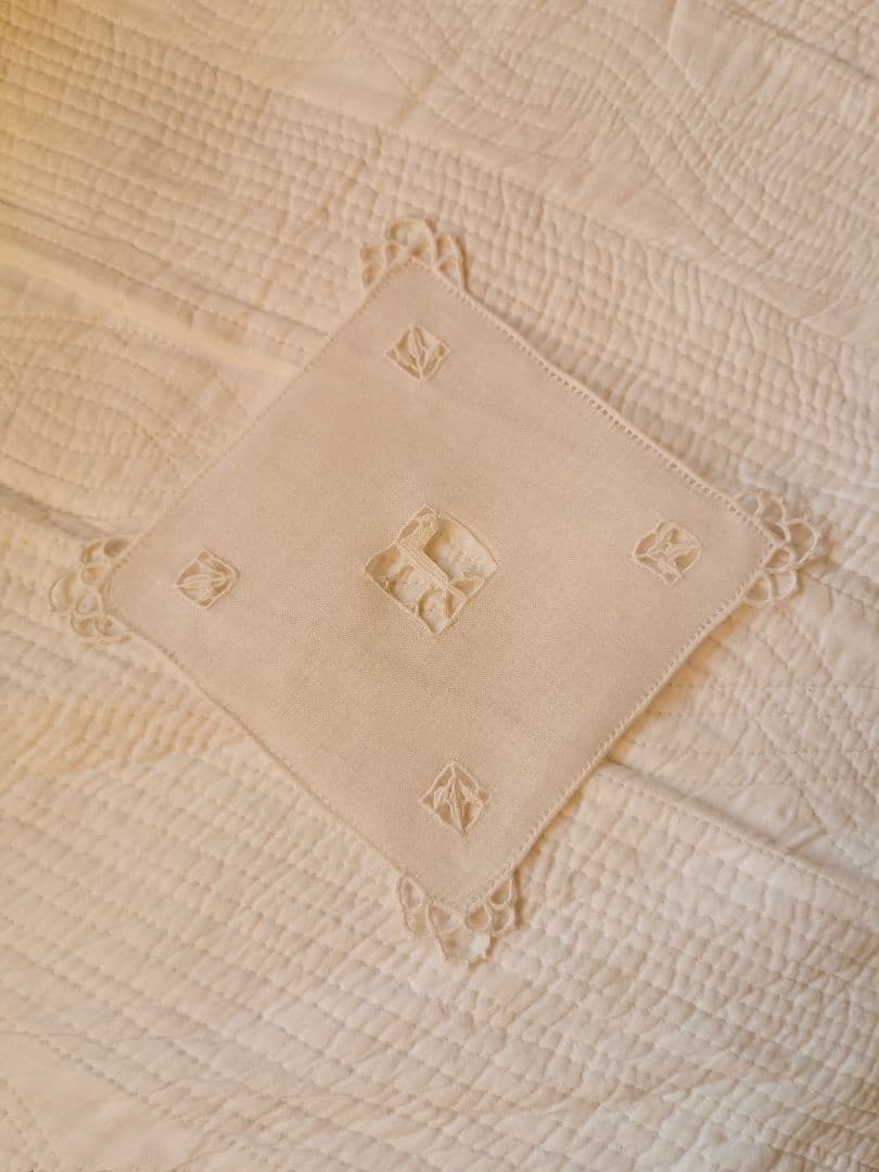 アンティーク レティシアレース刺繍 鳥と三つ葉のニードルワーク リネンドイリー